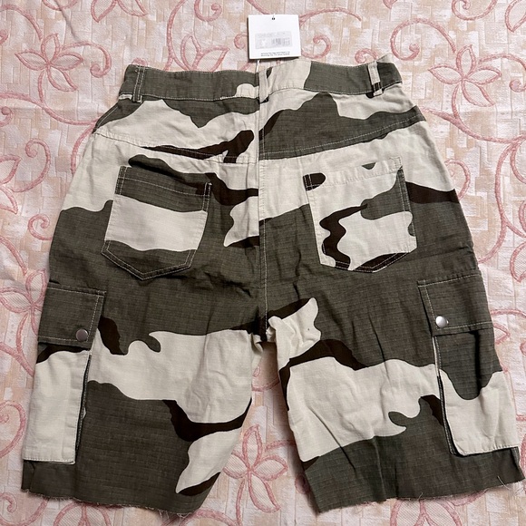 Missguided Camo Cargo Shorts - Picture 3 of 3